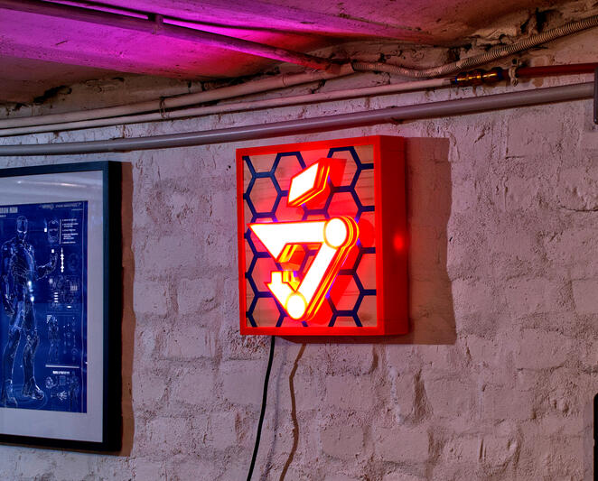 Panneau lumineux du logo de l'atelier